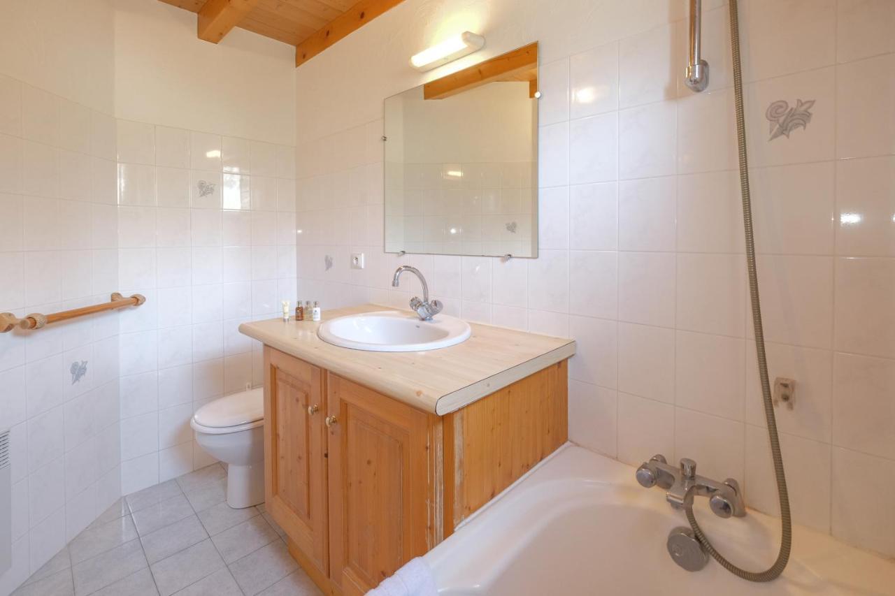 Chalet Himalaya , 10 Person Chalet With 5 Ensuite Bedrooms And Outdoor Jacuzzi In Meribel Centre Exterior photo